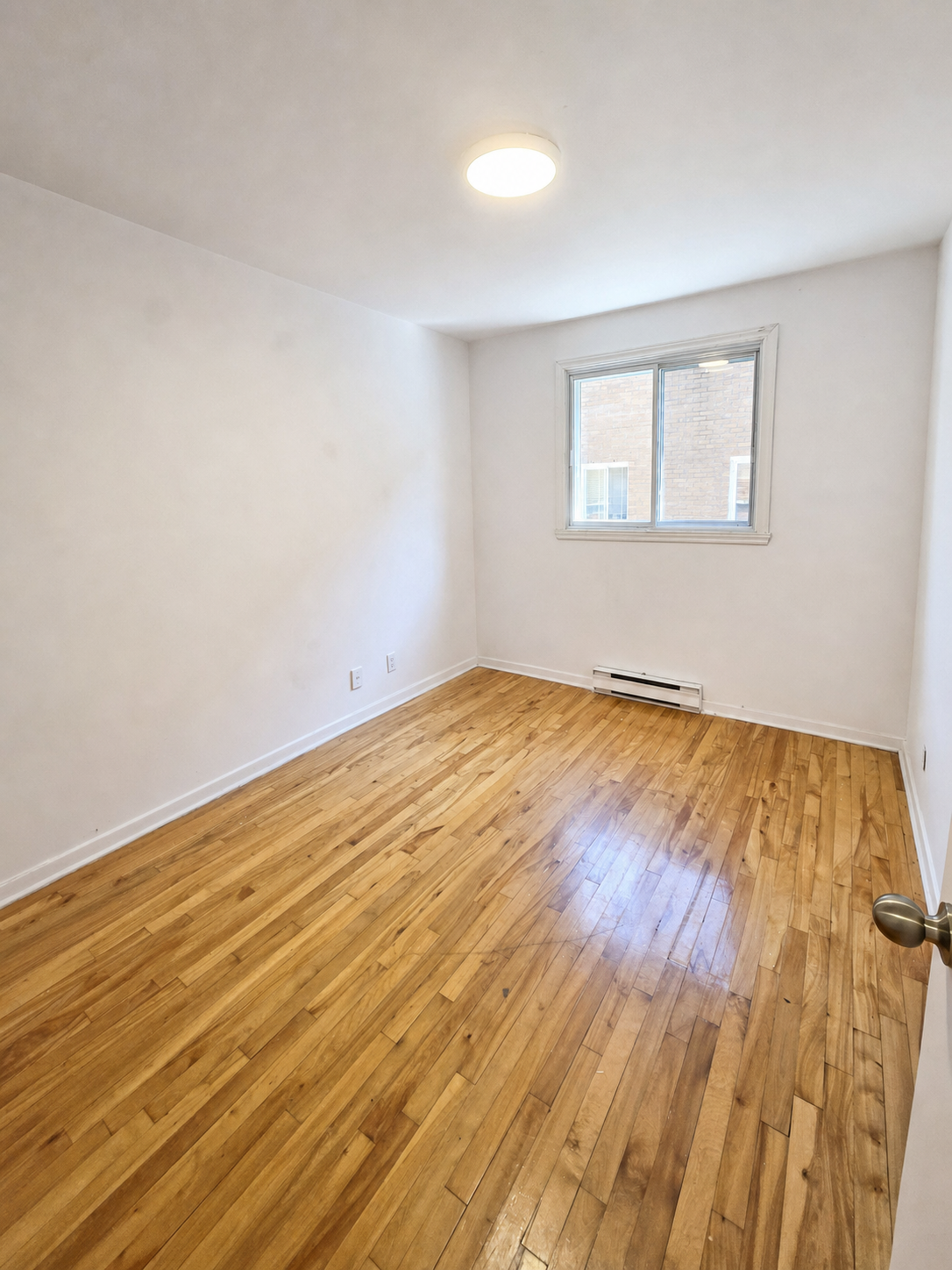 Photo publiée par NSI · E-1220 · chambre secondaire